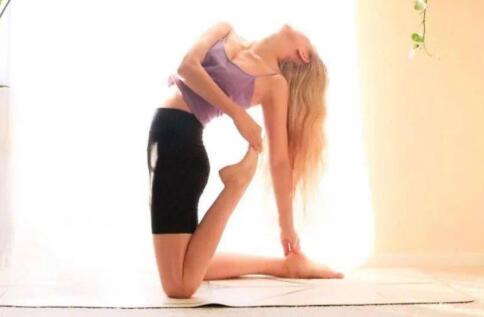 8个瑜伽体式纤细双臂、美化上背，让女人更年轻！