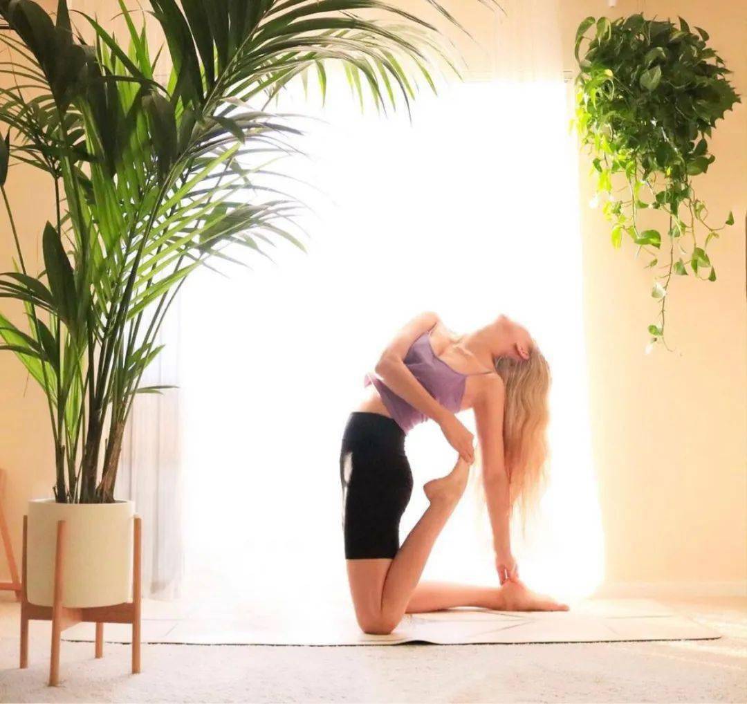 8个瑜伽体式纤细双臂、美化上背,让女人更年轻!(图1) 8个瑜伽体式纤细双臂、美化上背,让女人更年轻!(图1)