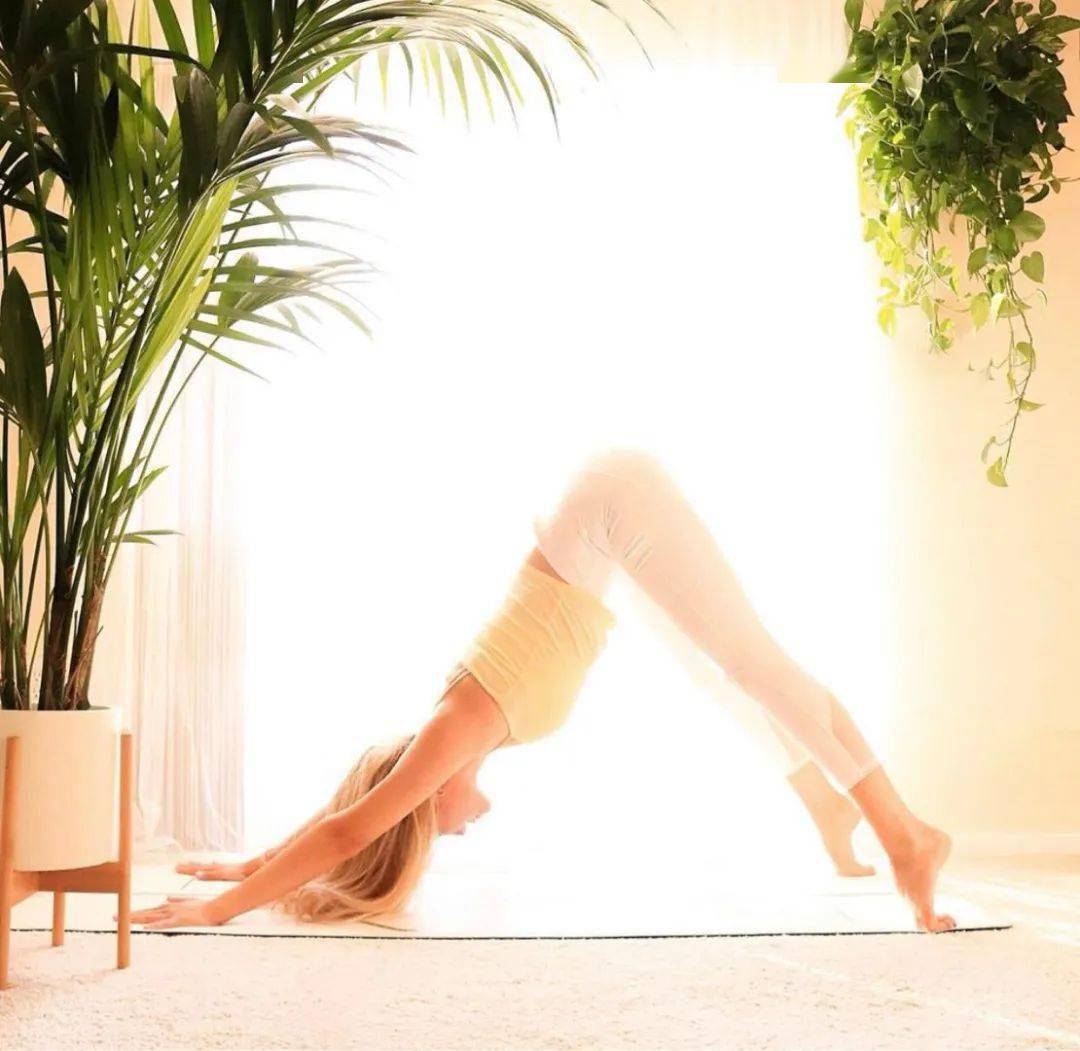 8个瑜伽体式纤细双臂、美化上背,让女人更年轻!(图2) 8个瑜伽体式纤细双臂、美化上背,让女人更年轻!(图2)