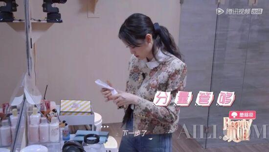 欧阳娜娜护理手部比我护肤还认真?(图1) 欧阳娜娜护理手部比我护肤还认真?(图1)