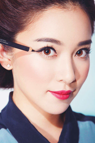 内双眼福音 6步化妆出欧式深邃电眼(图3) 拉长眼尾眼线